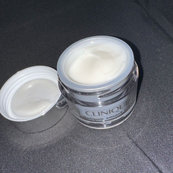 Clinique Smart Night Hydration Formula - Picture 6 of 6